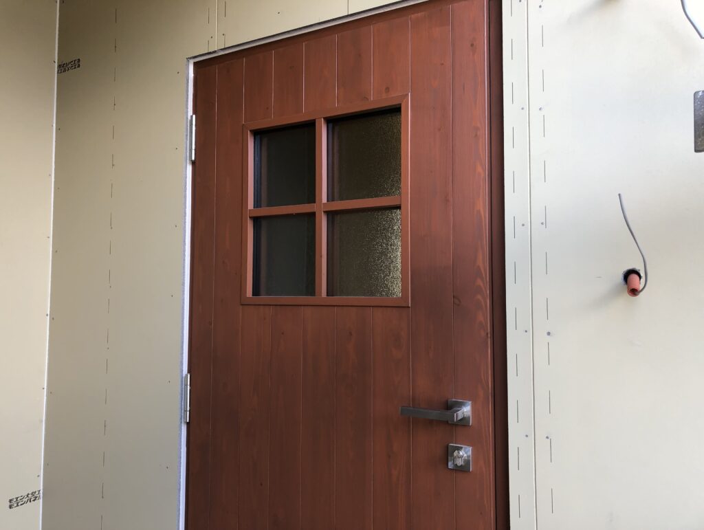 斎藤建設の家の玄関は木のドアです