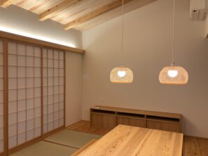 高根沢町の平屋のZEH「工房のある平屋の家」～照明のシェード取り付け